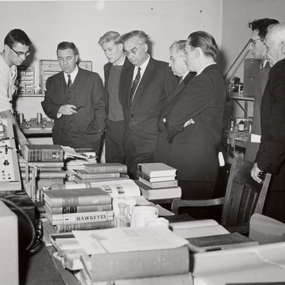 Van Allen leading a tour through the Physics department